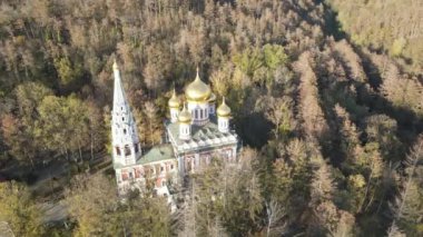 Bulgaristan 'ın Stara Zagora bölgesindeki Shipka kasabasındaki Rus kilisesi olarak bilinen Shipka Manastırı' nın hava manzarası