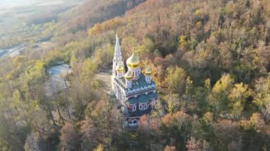 Bulgaristan 'ın Stara Zagora bölgesindeki Shipka kasabasındaki Rus kilisesi olarak bilinen Shipka Manastırı' nın hava manzarası