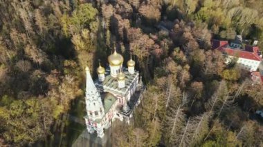 Bulgaristan 'ın Stara Zagora bölgesindeki Shipka kasabasındaki Rus kilisesi olarak bilinen Shipka Manastırı' nın hava manzarası