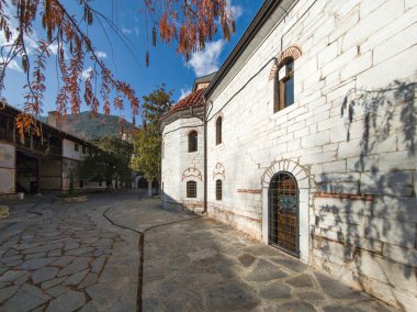Bulgaristan 'ın Filibe Bölgesi' ndeki Ortaçağ Bachkovo Manastırı Manastırı 'nın sonbahar manzarası
