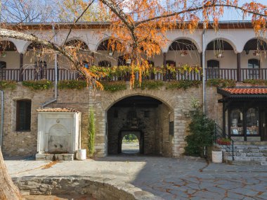 Bulgaristan 'ın Filibe Bölgesi' ndeki Ortaçağ Bachkovo Manastırı Manastırı 'nın sonbahar manzarası