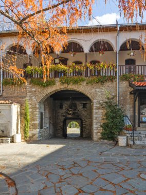 Bulgaristan 'ın Filibe Bölgesi' ndeki Ortaçağ Bachkovo Manastırı Manastırı 'nın sonbahar manzarası