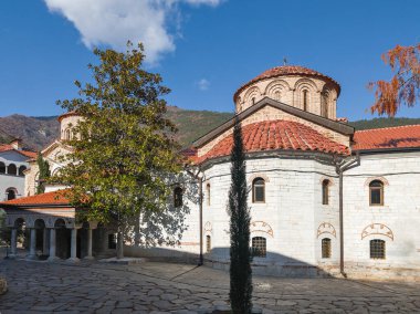 Bulgaristan 'ın Filibe Bölgesi' ndeki Ortaçağ Bachkovo Manastırı Manastırı 'nın sonbahar manzarası