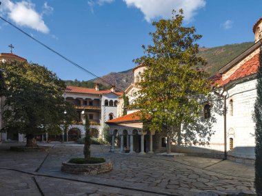 Bulgaristan 'ın Filibe Bölgesi' ndeki Ortaçağ Bachkovo Manastırı Manastırı 'nın sonbahar manzarası