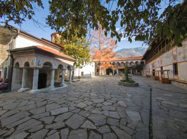 Bulgaristan 'ın Filibe Bölgesi' ndeki Ortaçağ Bachkovo Manastırı Manastırı 'nın sonbahar manzarası