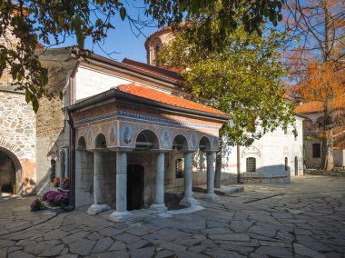 Bulgaristan 'ın Filibe Bölgesi' ndeki Ortaçağ Bachkovo Manastırı Manastırı 'nın sonbahar manzarası