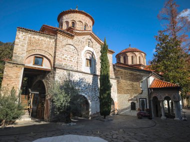 Bulgaristan 'ın Filibe Bölgesi' ndeki Ortaçağ Bachkovo Manastırı Manastırı 'nın sonbahar manzarası