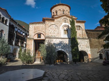 Bulgaristan 'ın Filibe Bölgesi' ndeki Ortaçağ Bachkovo Manastırı Manastırı 'nın sonbahar manzarası