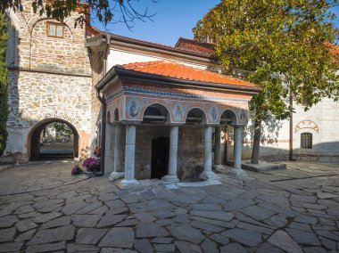 Bulgaristan 'ın Filibe Bölgesi' ndeki Ortaçağ Bachkovo Manastırı Manastırı 'nın sonbahar manzarası