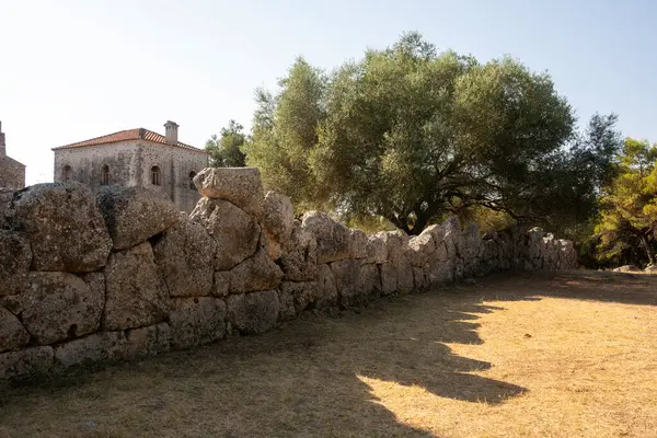 Mezopotamos, Epirus, Yunanistan yakınlarındaki Acheron köyünün Eski Yunan Necromanteion kalıntıları