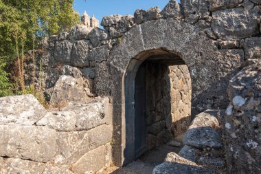 Mezopotamos, Epirus, Yunanistan yakınlarındaki Acheron köyünün Eski Yunan Necromanteion kalıntıları