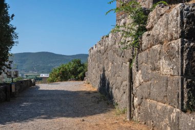 Mezopotamos, Epirus, Yunanistan yakınlarındaki Acheron köyünün Eski Yunan Necromanteion kalıntıları