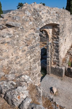 Mezopotamos, Epirus, Yunanistan yakınlarındaki Acheron köyünün Eski Yunan Necromanteion kalıntıları