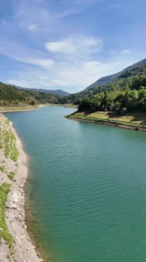 Sırbistan 'ın Stara Planina Dağı' ndaki Zavojsko Gölü 'nün (Zavojsko jezero) muhteşem manzarası