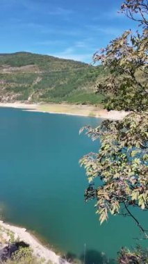 Sırbistan 'ın Stara Planina Dağı' ndaki Zavojsko Gölü 'nün (Zavojsko jezero) muhteşem manzarası