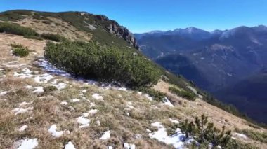 Rila Dağı 'nın Mechit yakınlarındaki muhteşem sonbahar manzarası ve Popova Kapa zirveleri, Bulgaristan