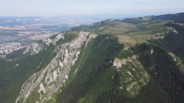 Bulgaristan 'ın Balkan Dağları' ndaki Vratsata Geçidi Şaşırtıcı Havacılık Yaz Manzarası