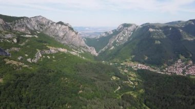 Bulgaristan 'ın Balkan Dağları' ndaki Vratsata Geçidi Şaşırtıcı Havacılık Yaz Manzarası