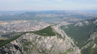 Bulgaristan 'ın Balkan Dağları' ndaki Vratsata Geçidi Şaşırtıcı Havacılık Yaz Manzarası