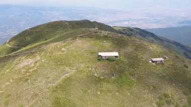 Bulgaristan 'ın Blagoevgrad bölgesindeki Kongur tepesi etrafındaki Belasitsa Dağı' nın havadan yaz manzarası