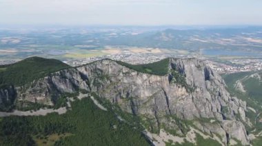 Bulgaristan 'ın Balkan Dağları' ndaki Vratsata Geçidi Şaşırtıcı Havacılık Yaz Manzarası