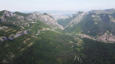 Bulgaristan 'ın Balkan Dağları' ndaki Vratsata Geçidi Şaşırtıcı Havacılık Yaz Manzarası