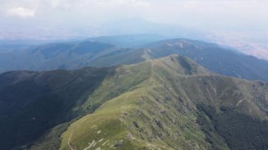 Bulgaristan 'ın Blagoevgrad bölgesindeki Kongur tepesi etrafındaki Belasitsa Dağı' nın havadan yaz manzarası