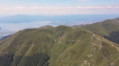 Bulgaristan 'ın Blagoevgrad bölgesindeki Kongur tepesi etrafındaki Belasitsa Dağı' nın havadan yaz manzarası