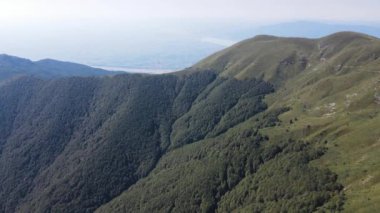 Bulgaristan 'ın Blagoevgrad bölgesindeki Kongur tepesi etrafındaki Belasitsa Dağı' nın havadan yaz manzarası