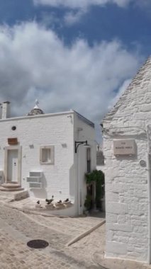 ALBEROBELLO, İtalya - 15 Mayıs 2024: Eski Alberobello Kasabası, Apulia Bölgesi, İtalya