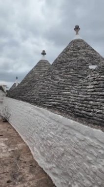 ALBEROBELLO, İtalya - 15 Mayıs 2024: Eski Alberobello Kasabası, Apulia Bölgesi, İtalya