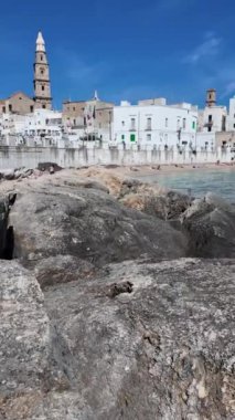 Monopoli, İtalya - 13 Mayıs 2024: Eski Monopoli Kasabası, Apulia Bölgesi, İtalya