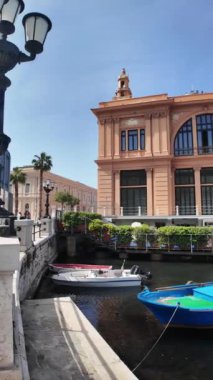 BARI, İtalya - 16 Mayıs 2024: İtalya 'nın Apulia Bölgesi, Bari şehrinin şaşırtıcı günbatımı manzarası