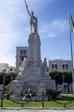 Monopoli, İtalya - 13 Mayıs 2024: Eski Monopoli Kasabası, Apulia Bölgesi Panoramik Manzarası