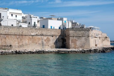 Monopoli, İtalya - 13 Mayıs 2024: Eski Monopoli Kasabası, Apulia Bölgesi Panoramik Manzarası