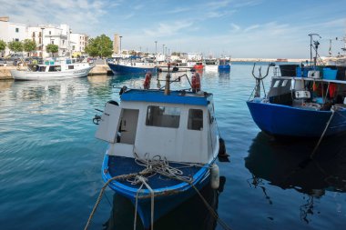 Monopoli, İtalya - 13 Mayıs 2024: Eski Monopoli Kasabası, Apulia Bölgesi Panoramik Manzarası
