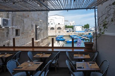 Monopoli, İtalya - 13 Mayıs 2024: Eski Monopoli Kasabası, Apulia Bölgesi Panoramik Manzarası