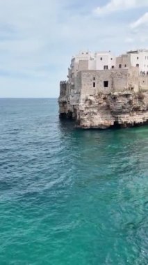 Polignano a Mare, Apulia Bölgesi 'nin muhteşem manzarası.