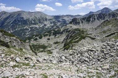 Bulgaristan 'ın Muratov zirvesi etrafındaki Pirin Dağı' nın şaşırtıcı yaz manzarası