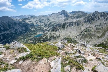 Bulgaristan 'ın Muratov zirvesi etrafındaki Pirin Dağı' nın şaşırtıcı yaz manzarası