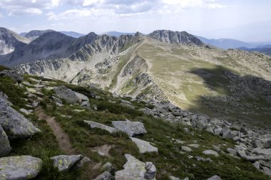 Bulgaristan 'ın Muratov zirvesi etrafındaki Pirin Dağı' nın şaşırtıcı yaz manzarası