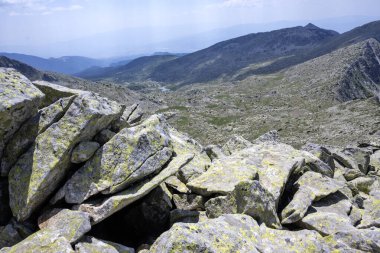 Bulgaristan 'ın Muratov zirvesi etrafındaki Pirin Dağı' nın şaşırtıcı yaz manzarası
