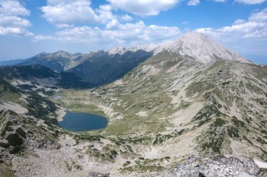 Bulgaristan 'ın Muratov zirvesi etrafındaki Pirin Dağı' nın şaşırtıcı yaz manzarası