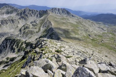 Bulgaristan 'ın Muratov zirvesi etrafındaki Pirin Dağı' nın şaşırtıcı yaz manzarası
