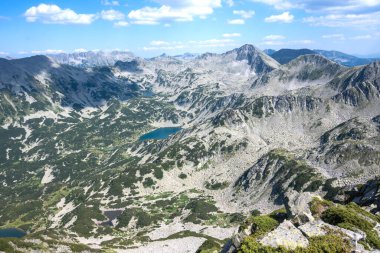 Bulgaristan 'ın Muratov zirvesi etrafındaki Pirin Dağı' nın şaşırtıcı yaz manzarası
