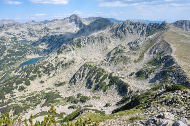 Bulgaristan 'ın Muratov zirvesi etrafındaki Pirin Dağı' nın şaşırtıcı yaz manzarası