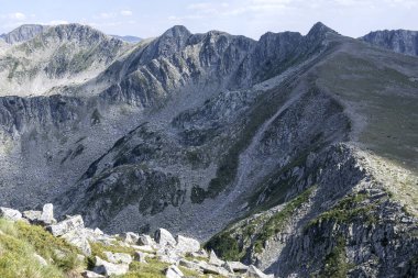 Bulgaristan 'ın Muratov zirvesi etrafındaki Pirin Dağı' nın şaşırtıcı yaz manzarası