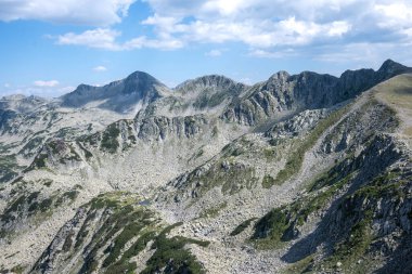 Bulgaristan 'ın Muratov zirvesi etrafındaki Pirin Dağı' nın şaşırtıcı yaz manzarası