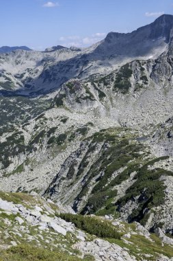 Bulgaristan 'ın Muratov zirvesi etrafındaki Pirin Dağı' nın şaşırtıcı yaz manzarası