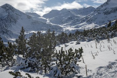 Bulgaristan 'ın Polezhan ve Bezbog Tepeleri yakınlarındaki Pirin Dağı' nın muhteşem kış manzarası